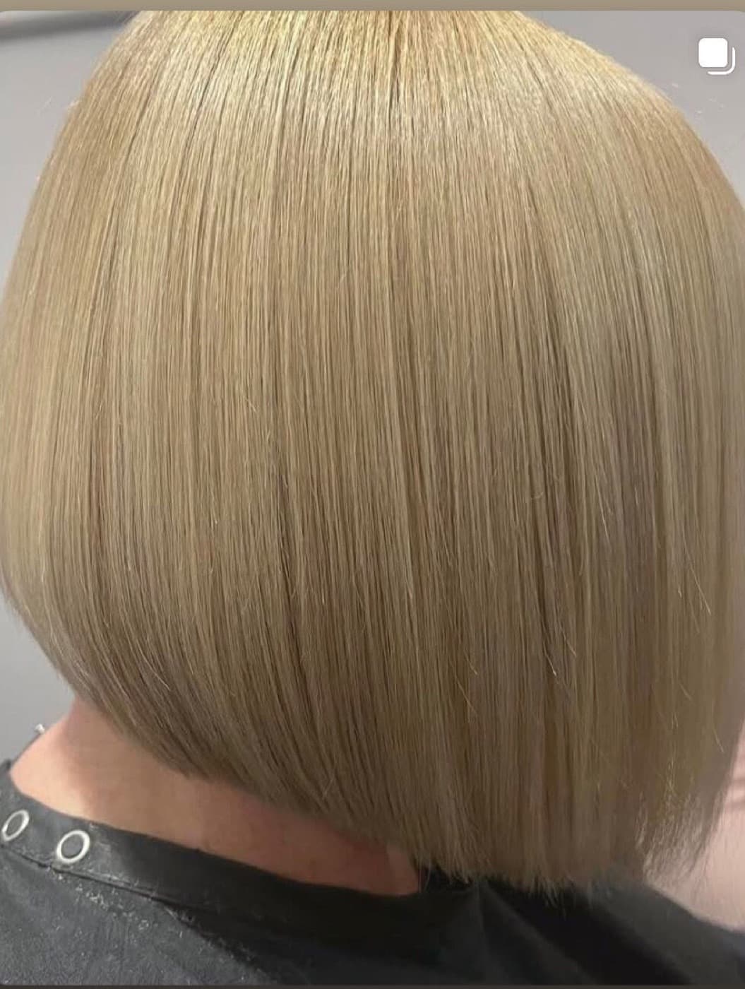 Hladký popolavý blond bob